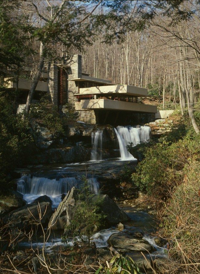 Fallingwater dilihat dari barat daya dan sisi hilir sungai. Dokumentasi foto HABS, Maret 1985.