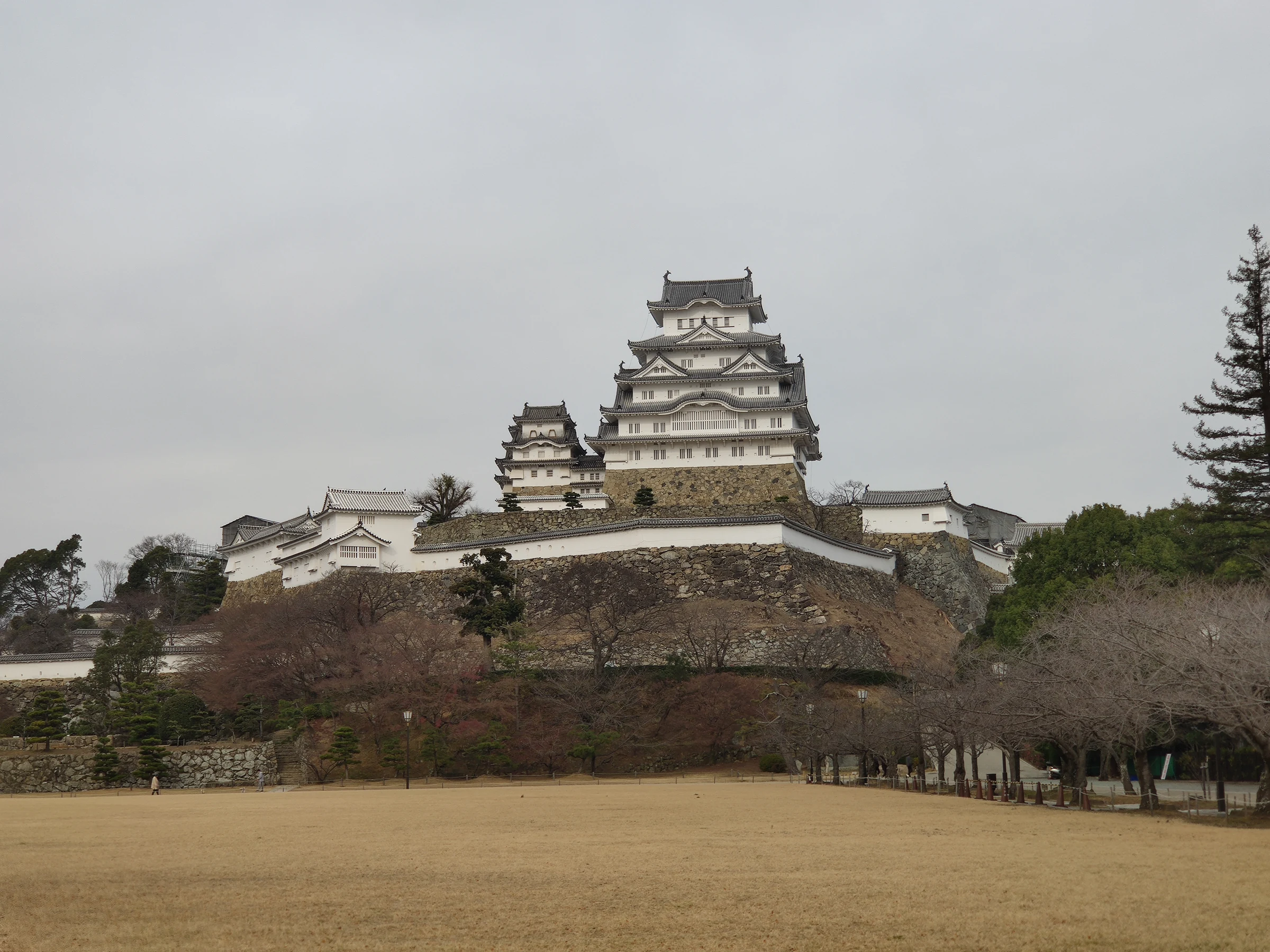 Tenshu (menara utama) Kastel Himeji, Jepang, dalam foto Desember 2020.