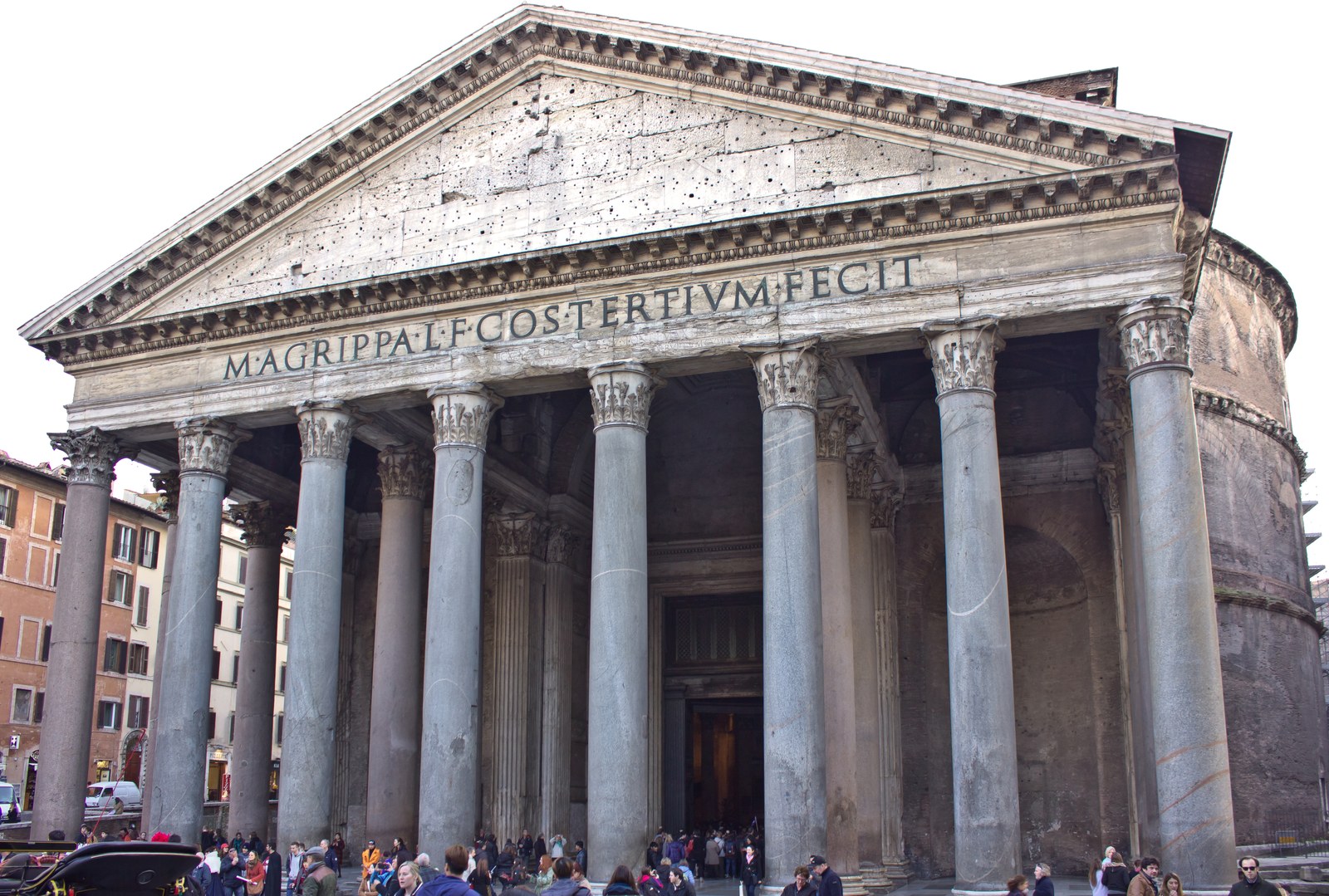 Portiko dan tampak depan Pantheon, Roma.